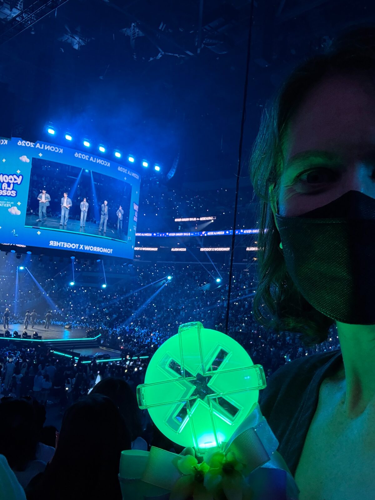 Selfie with the group! (from the back...) and then they performed Good Boy Gone Bad walking about the stage and dancing the chorus with their back to me.