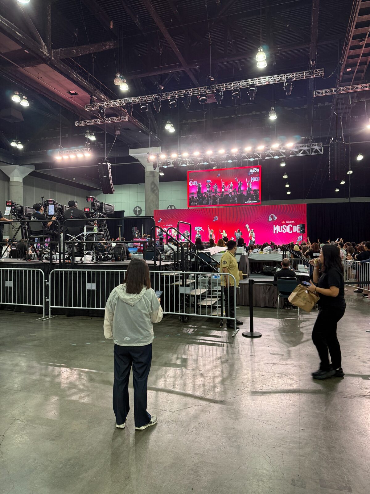 I did another lap around the con floor.  It was pretty busy by this time.